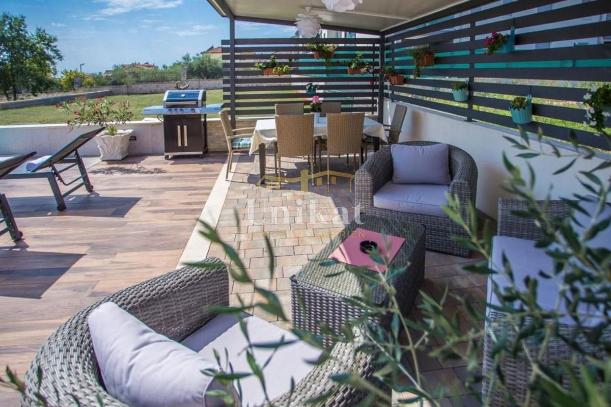 Bella casa al piano terra su un ampio terreno + possibilità di costruire un altro edificio